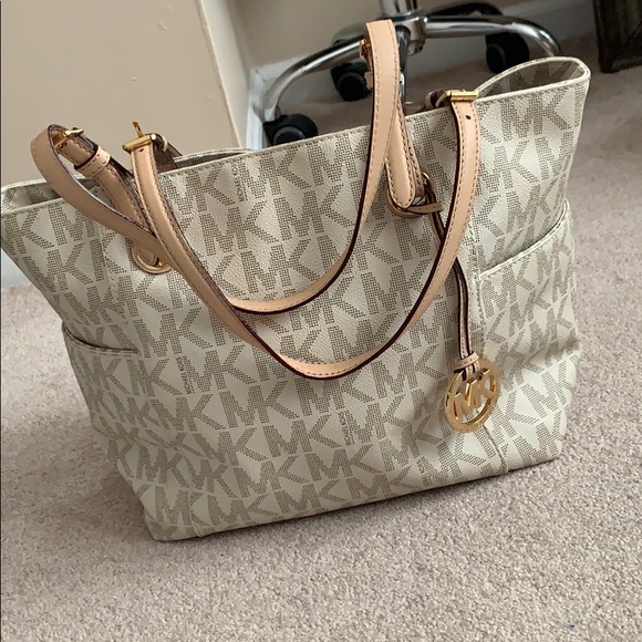Michael Kors Handbags - Michael Kors Shoulder Bag GREAT CONDITION